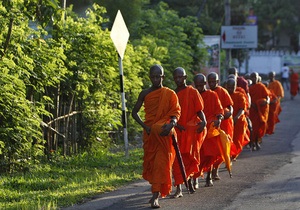 Минздрав Шри-Ланки составит список дозволенных подаяний для монахов
