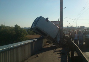 В Киеве на Московском мосту произошло ДТП, в результате которого автомобиль едва не слетел в Днепр