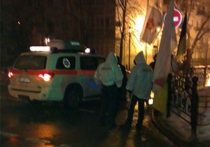 Дело Тимошенко - митинг на Банковой - На митинге под АП одному из сторонников Тимошенко стало плохо