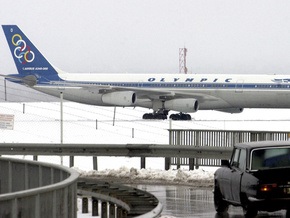 В парижском аэропорту самолет с 220 пассажирами увяз в грязи
