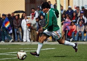 Президент Боливии во время дружеского футбольного матча ударил соперника в пах