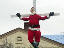 Американец распял Санта-Клауса на кресте