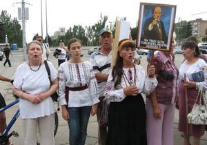 В Запорожье организатор митинга против языкового закона приковал себя к перилам