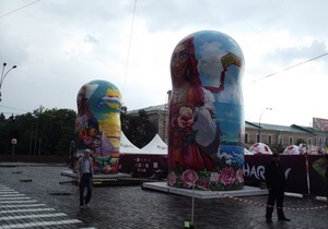 В харьковской фан-зоне Евро-2012 установили огромные символы России