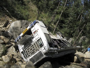 В Индии автобус сорвался в 60-метровую пропасть: 18 человек погибли