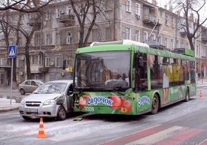 В Одессе за сутки в ДТП попали два новых троллейбуса