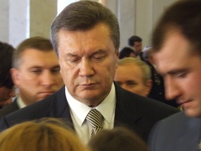 Янукович помолился и раздал милостыню