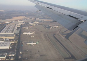 В аэропорту Симферополя самолет совершил аварийную посадку из-за отказа двигателя