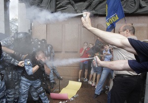 Фотогалерея: Говорили-балакали. Массовая драка оппозиции с милицией под стенами Украинского дома