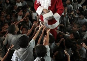 В США Санта-Клаус раздает деньги нуждающимся