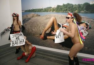 Обнаженные активистки FEMEN устроили акцию Вагинарт в PinchukArtCentre