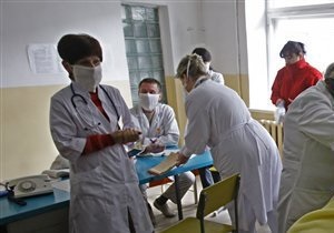Выпускники медицинских вузов, которые будут работать на селе, получат 5 тыс. грн помощи