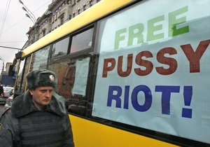 Ъ: Российские журналисты пожаловались на приставов во время суда над Pussy Riot