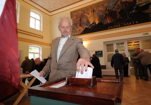 Явка избирателей на досрочных выборах была самой низкой в истории Латвии