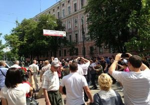 В Киеве произошла драка между свободовцами и группой неизвестных, вмешался Беркут