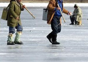 В Финском заливе с дрейфующей льдины сняли 38 рыбаков