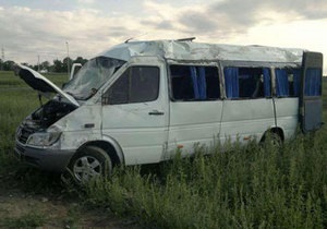 В Днепропетровской области перевернулась маршрутка: пострадали восемь человек