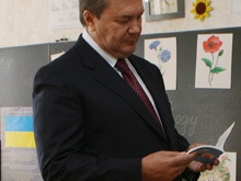 Янукович подарил 5 каналу эксклюзивную Библию
