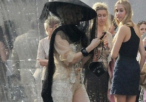 Lady Gaga пришла на выпускной сестры в шляпе  а-ля пчеловод 