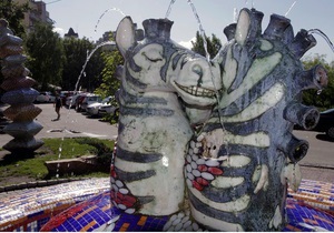В Киеве снова повредили скульптуры на Пейзажной аллее