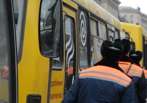 В Киеве из маршрутки выпали два человека