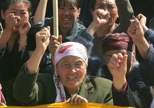В Кыргызстане на протесты вышли более тысячи оппозиционеров