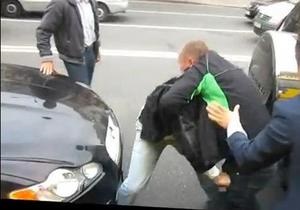 В Киеве водителя маршрутки избили посреди дороги