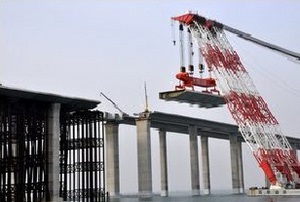 В Китае открылся самый длинный в мире мост через морскую акваторию