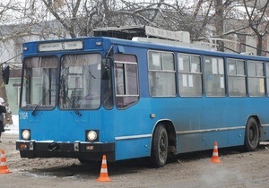 В Николаеве госпитализировали двух женщин после удара током в троллейбусе