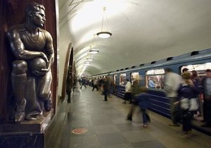 В Москве юноша бросился под поезд метро