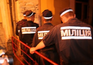 В Луганске группа неизвестных в масках разгромила киоск с шаурмой и избила иностранцев