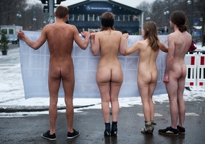 Защитники животных устроили голый протест на Неделе моды в Берлине