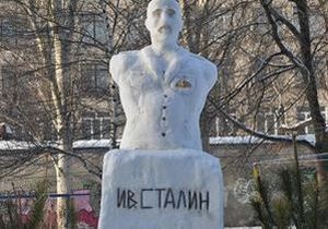 В Запорожье слепили снеговика в виде памятника Сталину