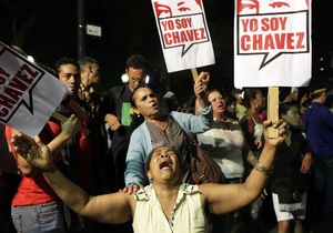 Каракас: тысячи венесуэльцев идут за гробом Чавеса