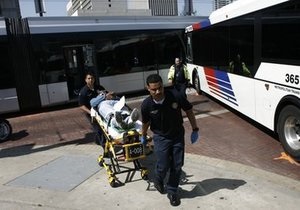 В центре Хьюстона автобус врезался в поезд