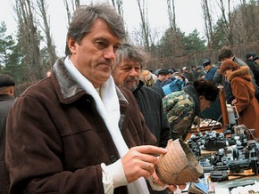 Ющенко купил на антикварном рынке в Киеве тапки