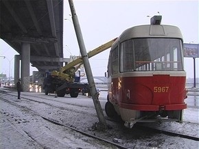 В Киеве трамвай с пассажирами сошел с рельсов