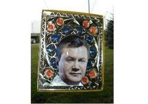 В Луганске сделали икону Януковича на конфетной коробке