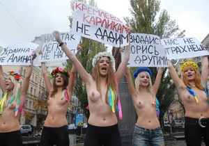 Фотогалерея: Украина - не Алина. Активистки FEMEN разделись в честь визита Путина в Украину