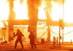 Беспорядки в Лондоне: ранены восемь полицейских