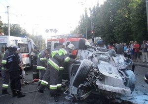 новости Киева - В Киеве столкнулись три авто и автобус: один человек погиб, 10 травмированы