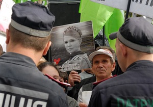 Тимошенко пока находится в здании суда, депутаты блокируют выход
