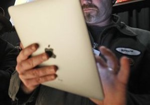 Apple запретила рекламу, в которой планшетом iPad убивают муху