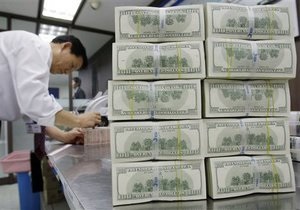 НБУ снизил курс продажи доллара на межбанке