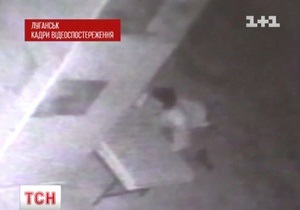 В Луганске чернокожий грабитель банка плеснул кислотой в лицо женщине-вахтеру