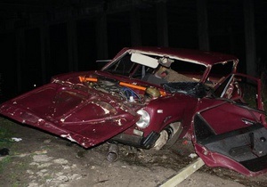 В Горловке автомобиль упал с высоты шести метров: трое погибших