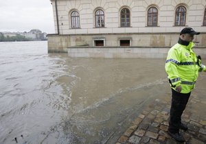 новости Праги - новости Чехии - Наводнение в Праге: отключают газ, перекрыли 19 улиц, проходит эвакуация животных из зоопарка - наводнение