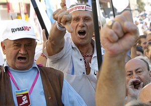 Митингующие под Печерским райсудом подрались и забросали друг друга макаронами