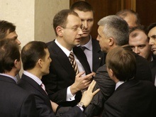 Оппозиция заблокировала трибуну парламента: Яценюк проводит депутатам ликбез