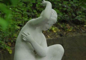 В Уманском парке Софиевка разбили статую Венеры-купальщицы